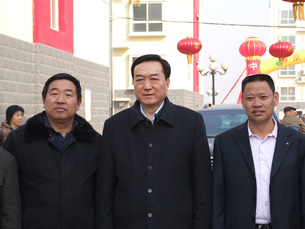 原河北省省长陈全国到2003网站太阳集团线缆集团视察，，，，，并与黄儿营西村党委书记宁小五、2003网站太阳集团线缆集团董事长雷国玺合影留念。。。。。。。